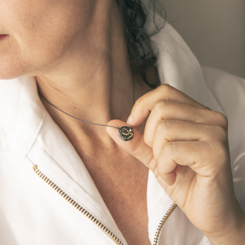Collier chaîne avec pendentif en porcelaine noire mate, décoré à l'or fin • Les Météorites