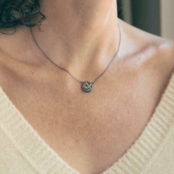 Collier chaîne avec pendentif en porcelaine noire mate, décoré à l'or fin • Les Météorites