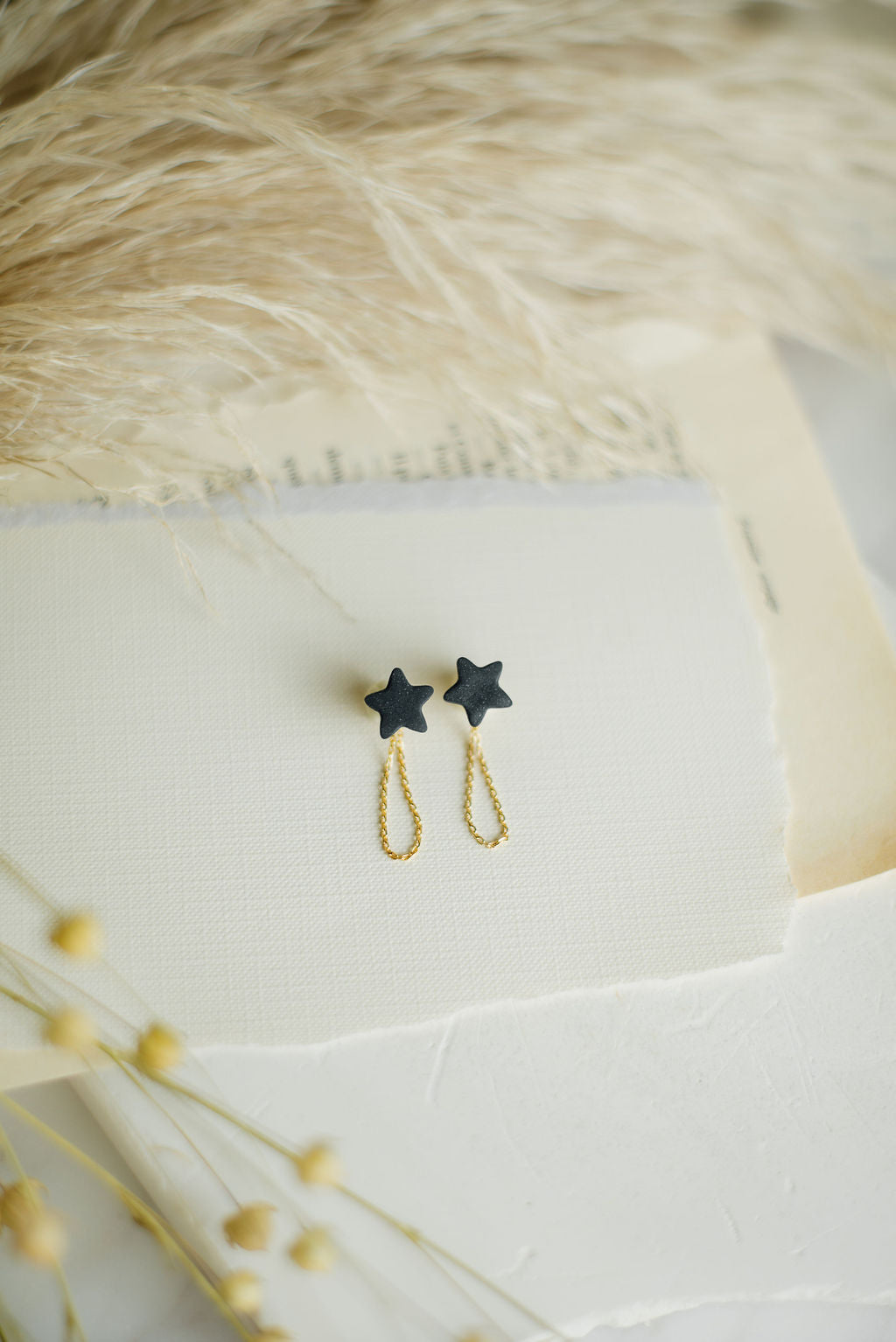 Boucles d'oreilles étoiles noires plaquées or • Les Léonides