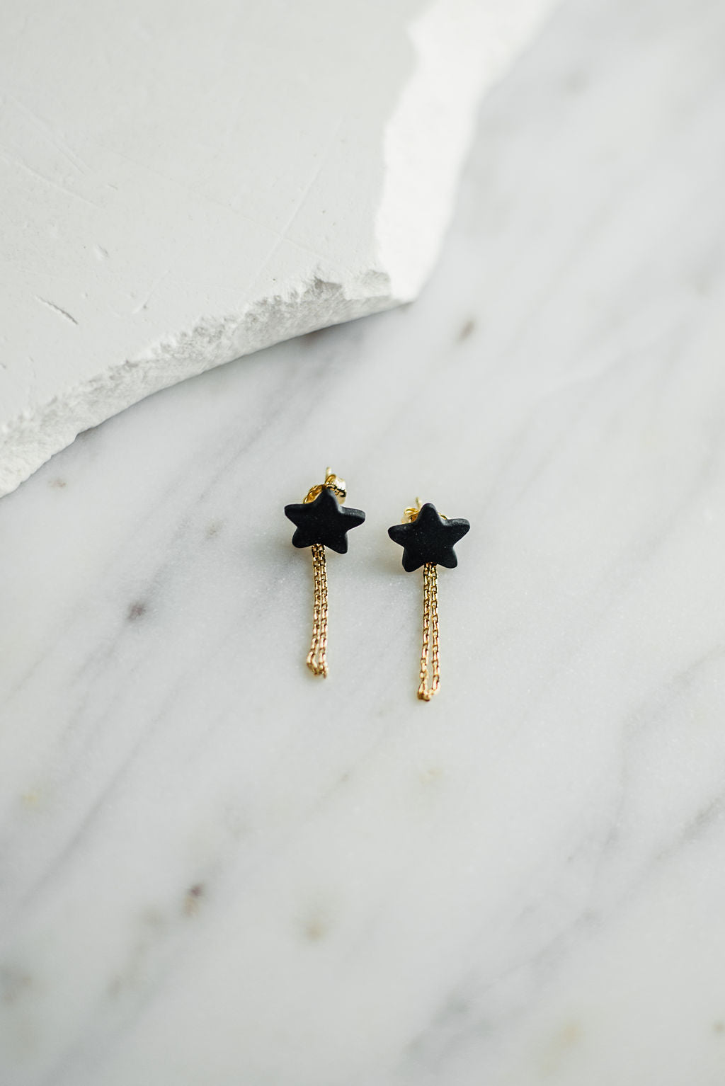 Boucles d'oreilles étoiles noires plaquées or • Les Léonides