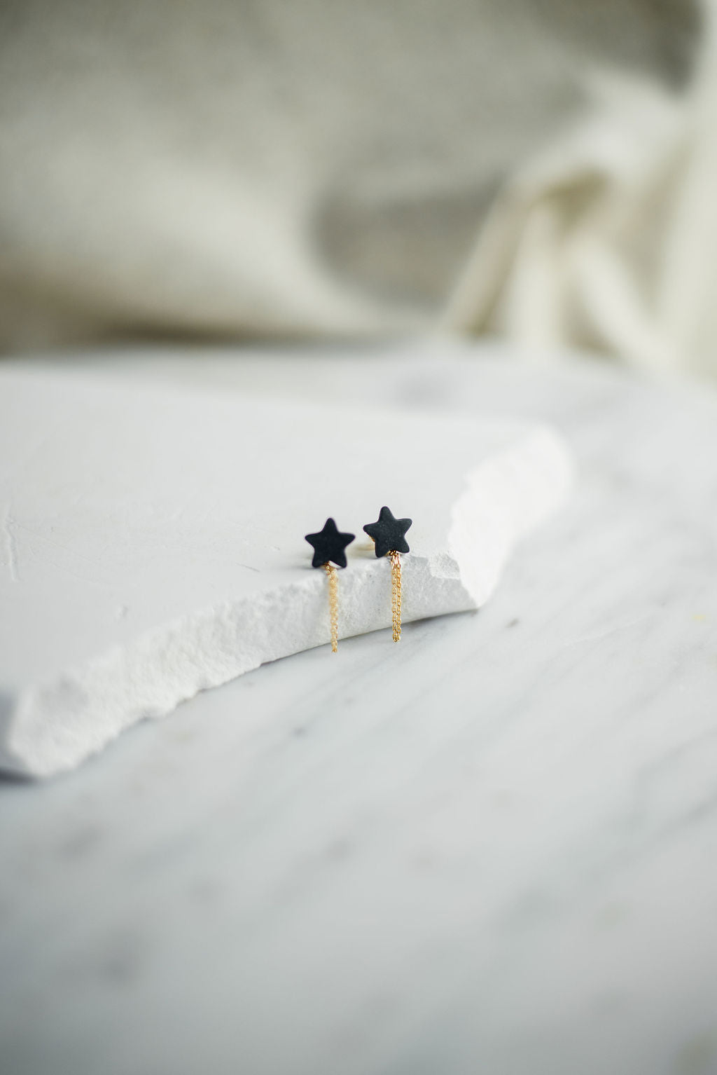 Boucles d'oreilles étoiles noires plaquées or • Les Léonides