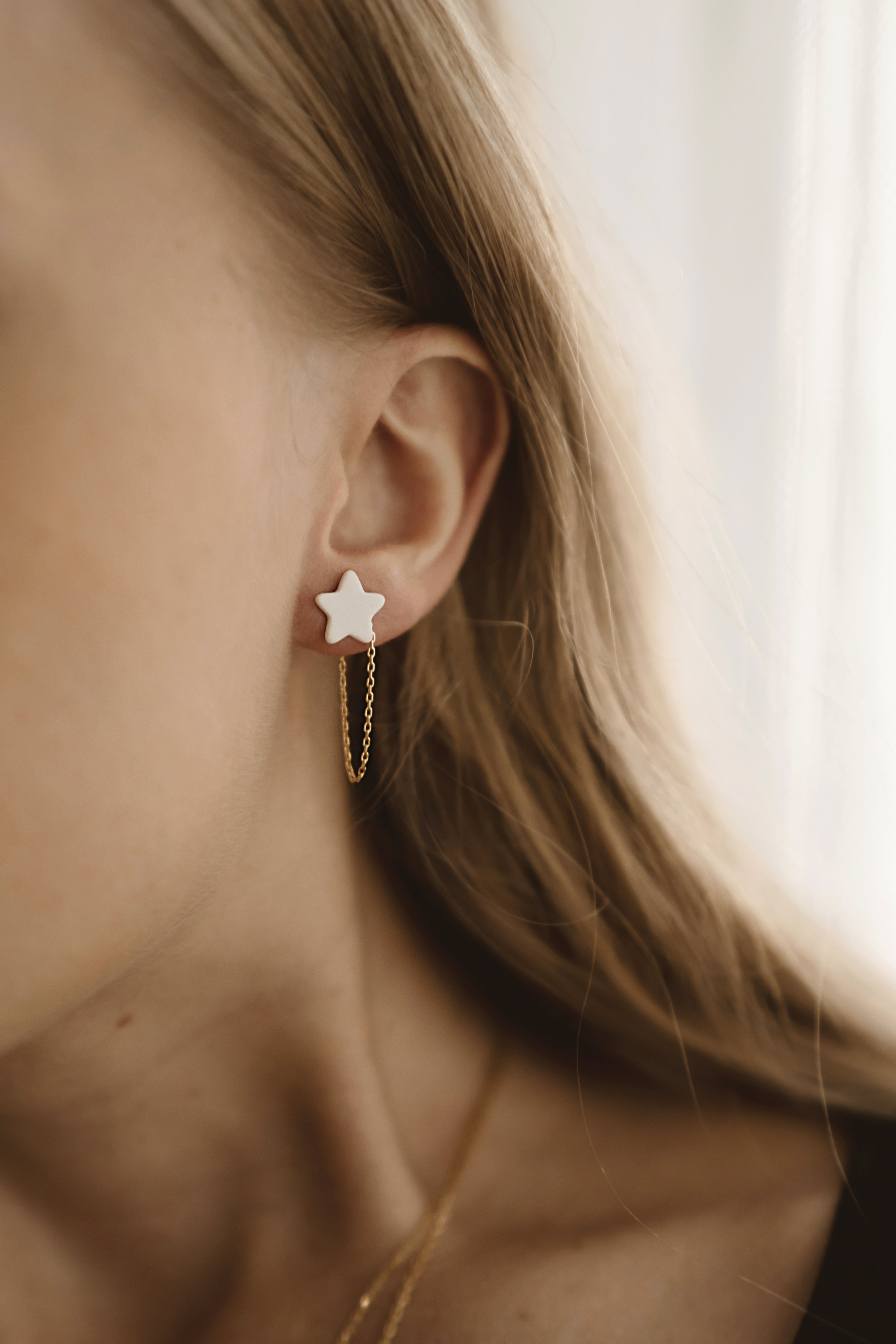 Boucles d'oreilles étoiles blanches plaquées or • Les Léonides