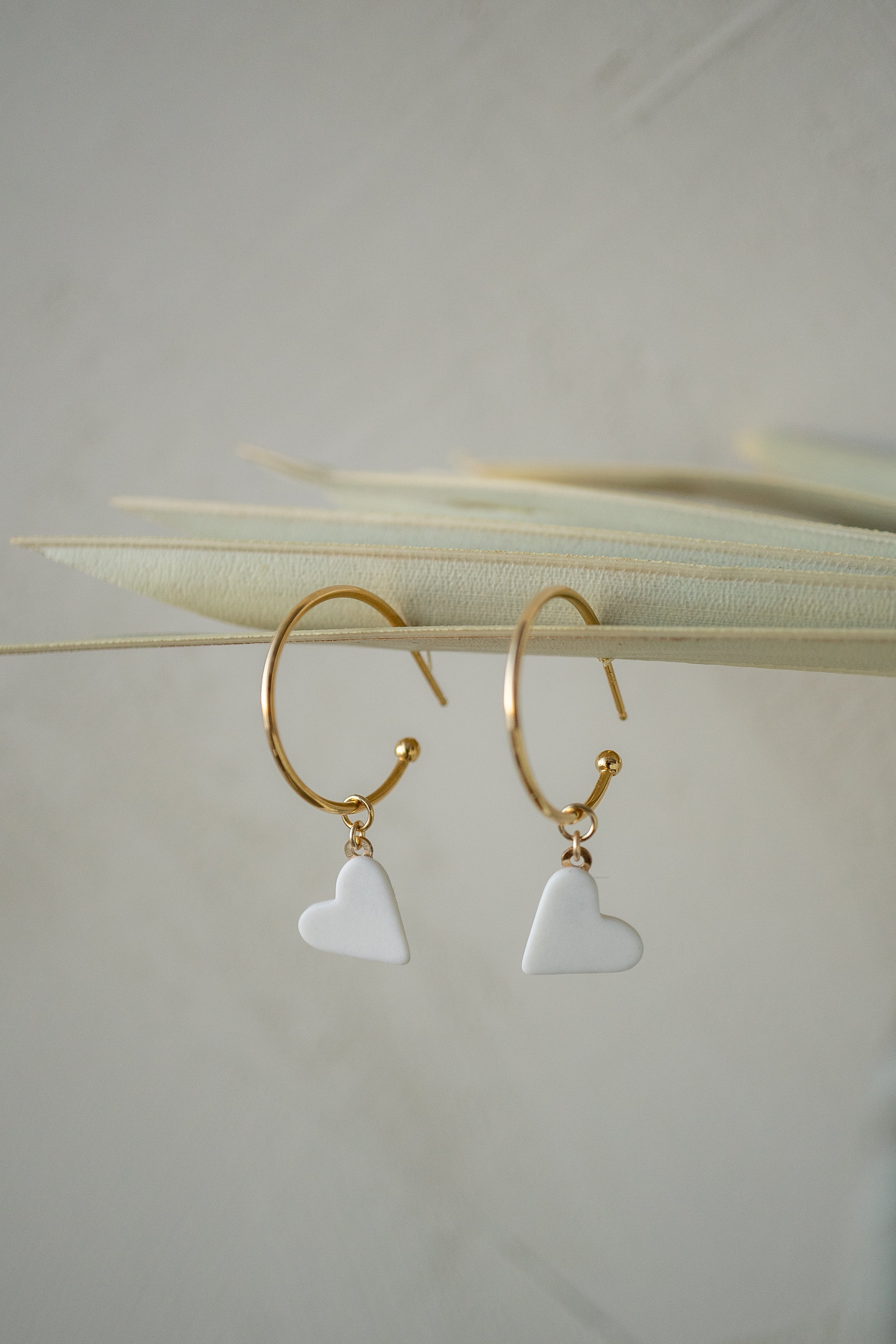 Anneaux or avec pendentifs en porcelaine • Célestine