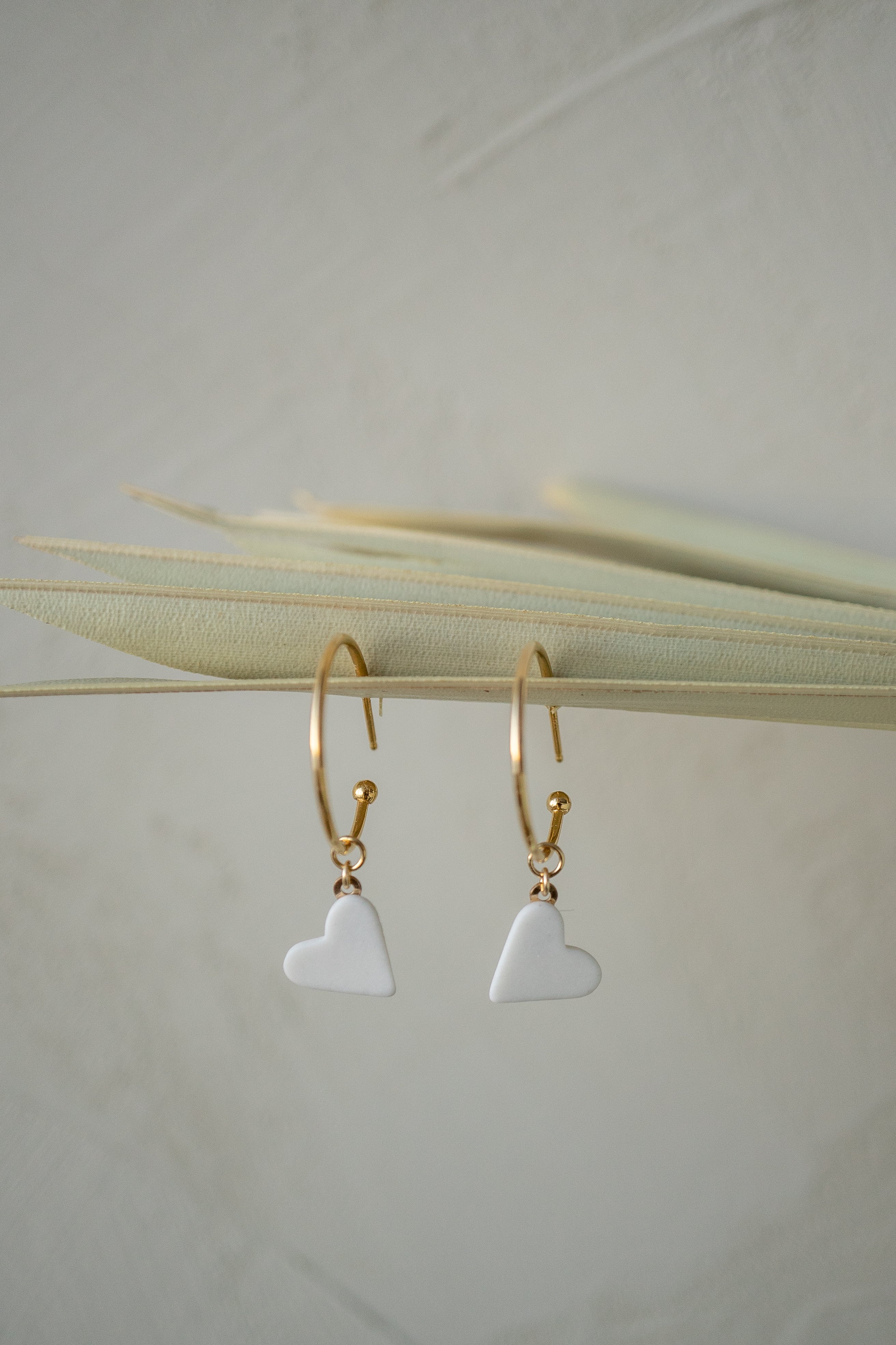 Anneaux or avec pendentifs en porcelaine • Célestine