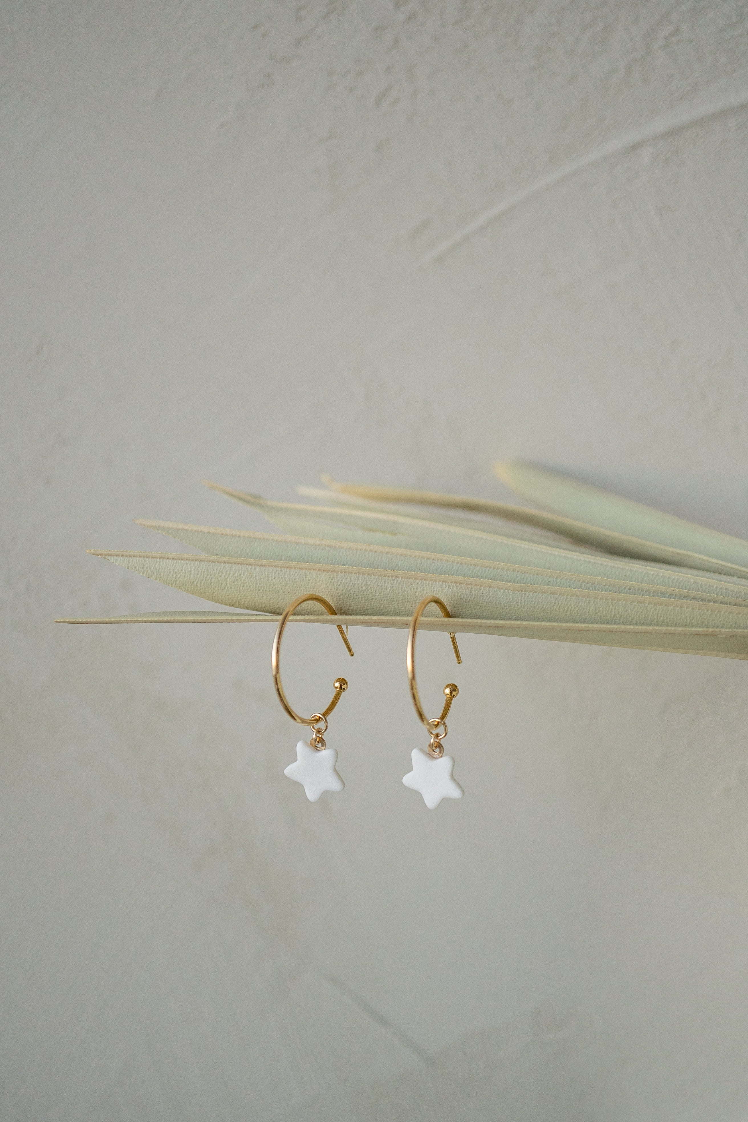 Anneaux or avec pendentifs en porcelaine • Célestine