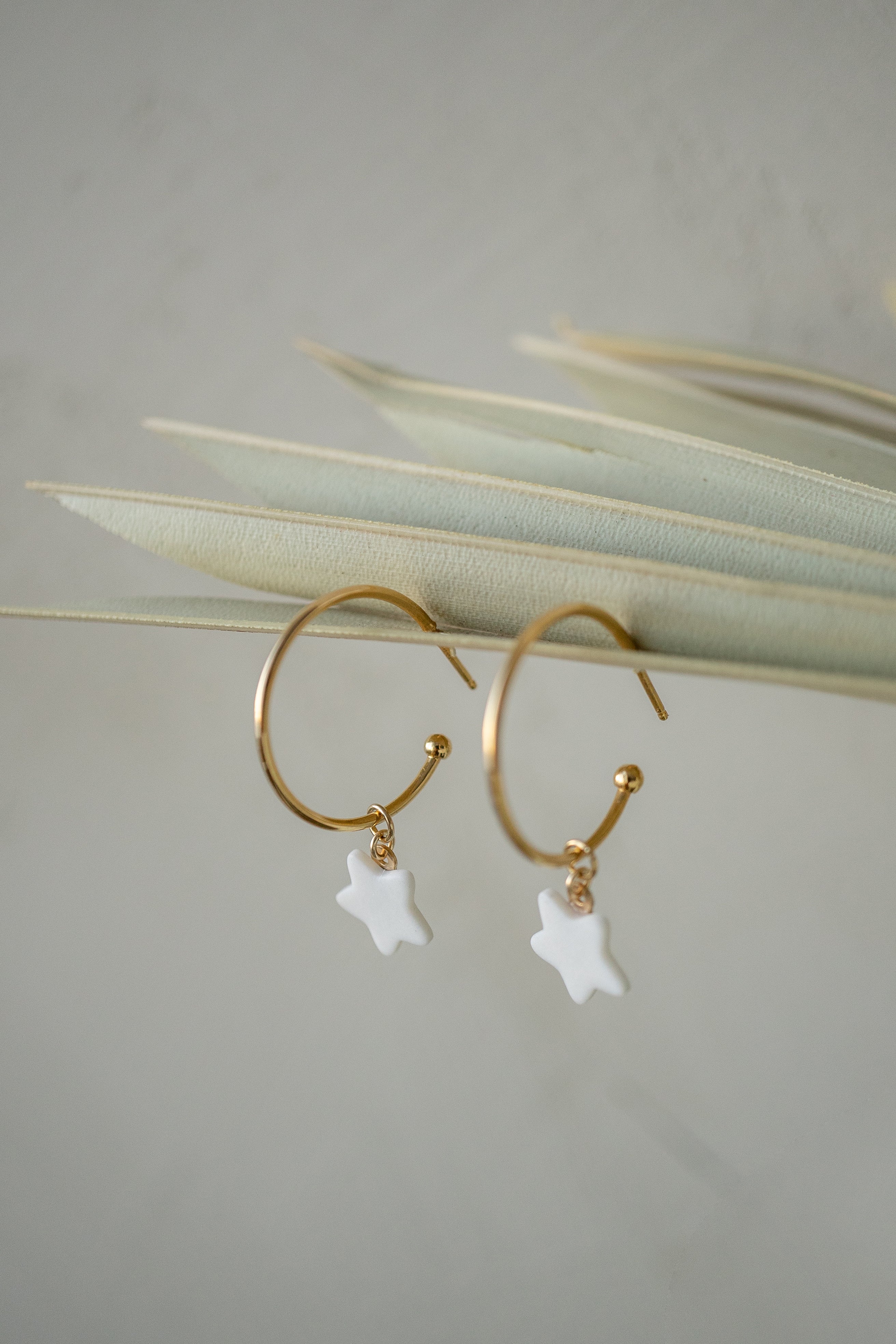 Anneaux or avec pendentifs en porcelaine • Célestine