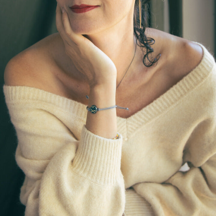 Bracelet  cordon ajustable avec porcelaine noire et argent oxydé, décoré d’or véritable • Collection Les Météorites