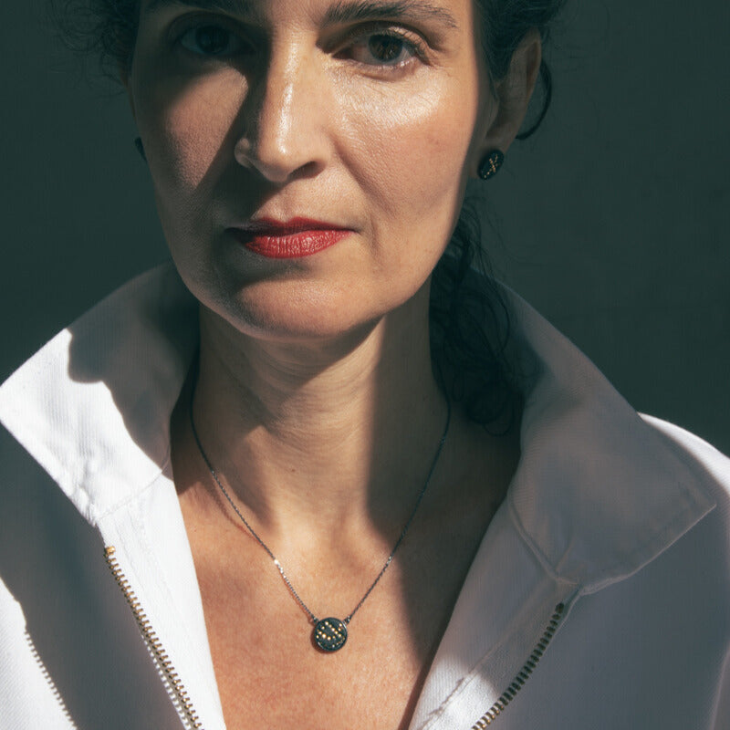 Collier chaîne avec pendentif en porcelaine noire mate, décoré à l'or fin • Les Météorites