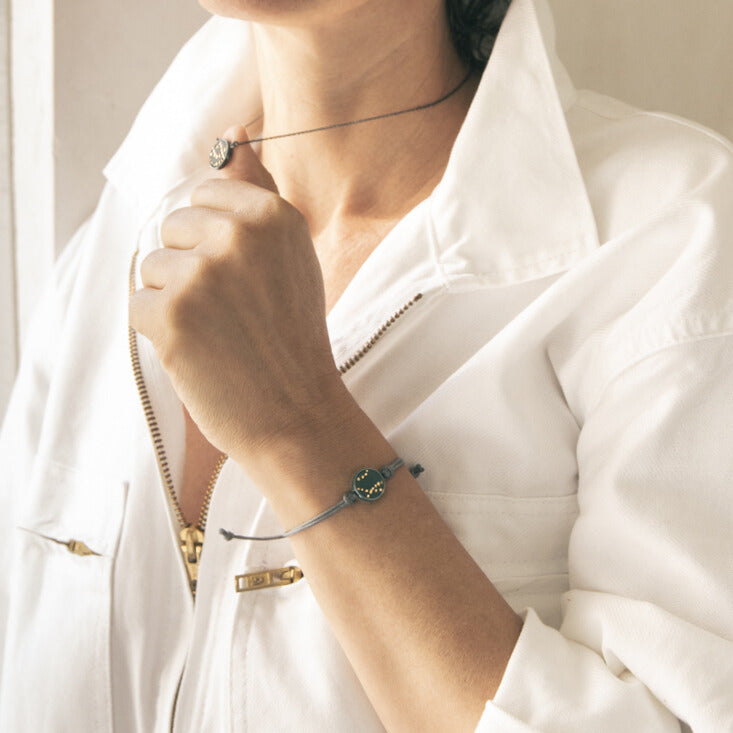 Bracelet  cordon ajustable avec porcelaine noire et argent oxydé, décoré d’or véritable • Collection Les Météorites